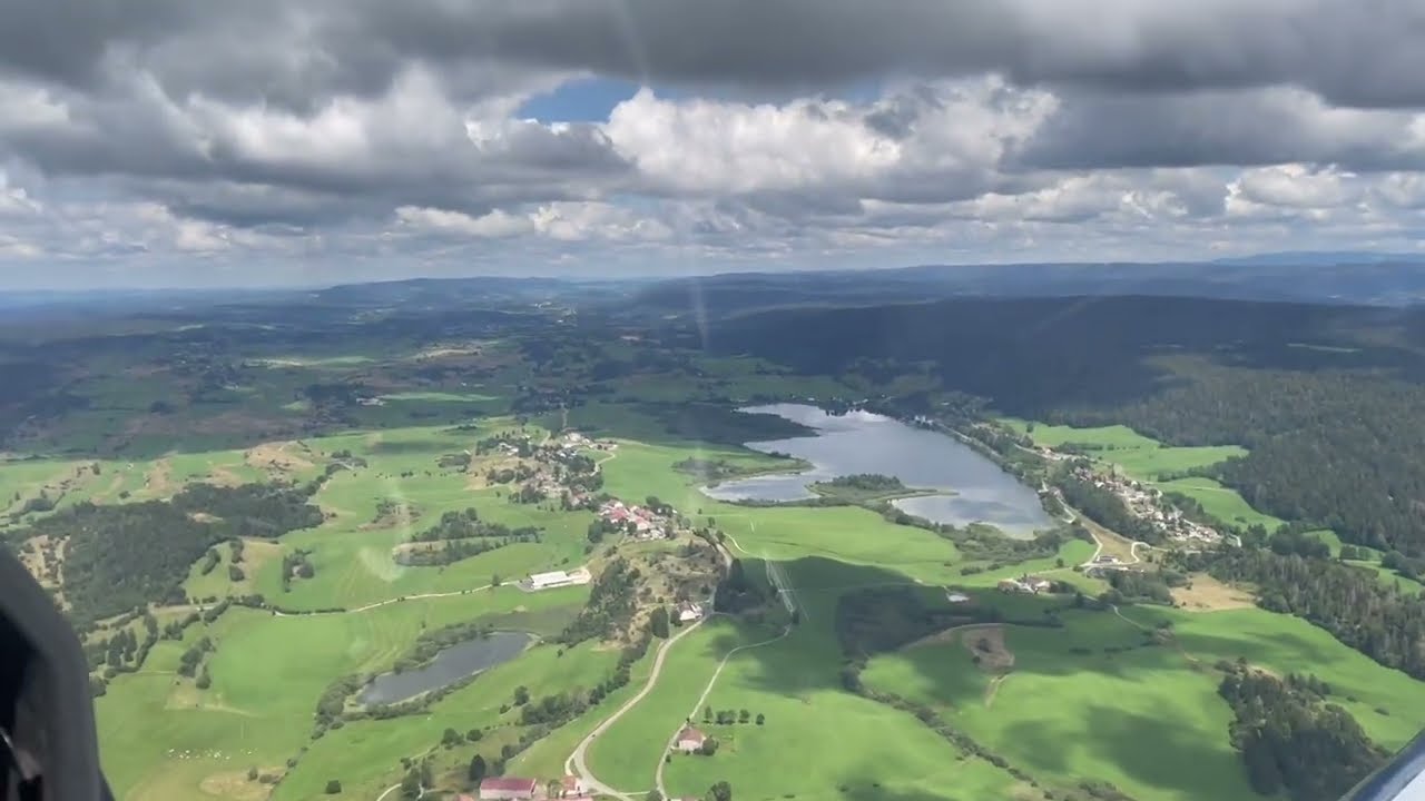 Survol du Pays des lacs et du Haut-Jura en avion