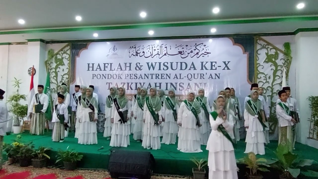 MENYANYIKAN LAGU 