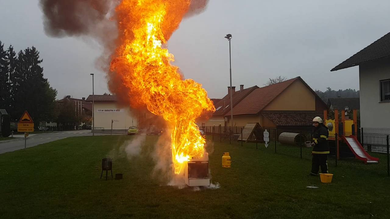 Prikaz gašenja gorečega olja (gasilci PGD Dob)