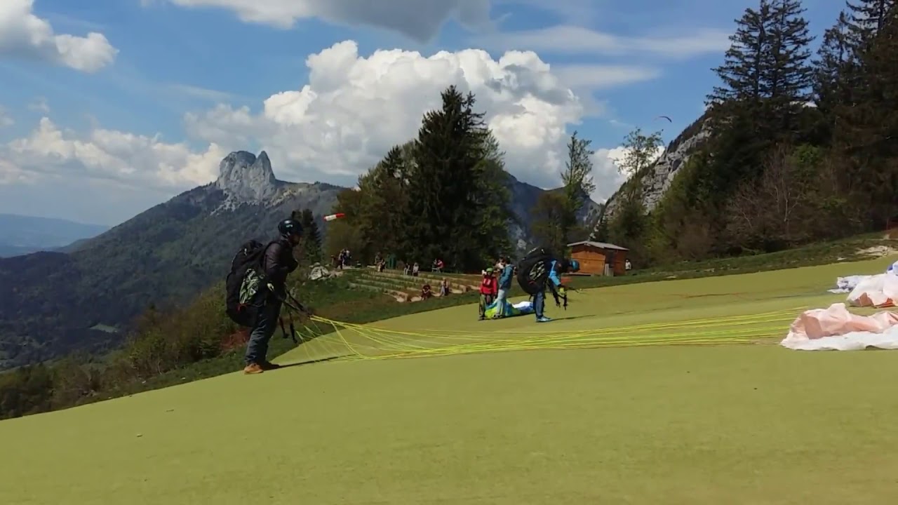 Parapentes - Col de la Forclaz, quand le vent souffle au Site d'envol