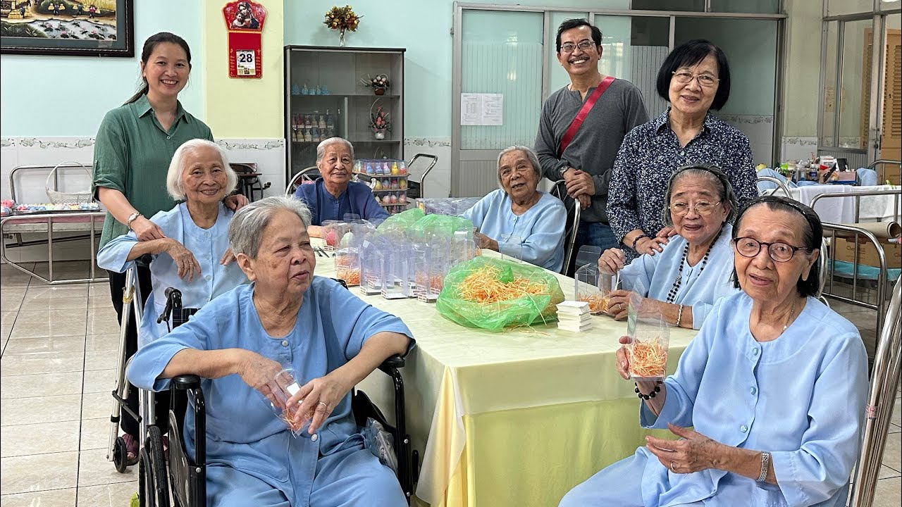 Thăm các Sơ hưu dưỡng dòng Chợ Quán vào giờ làm nến Phục Sinh