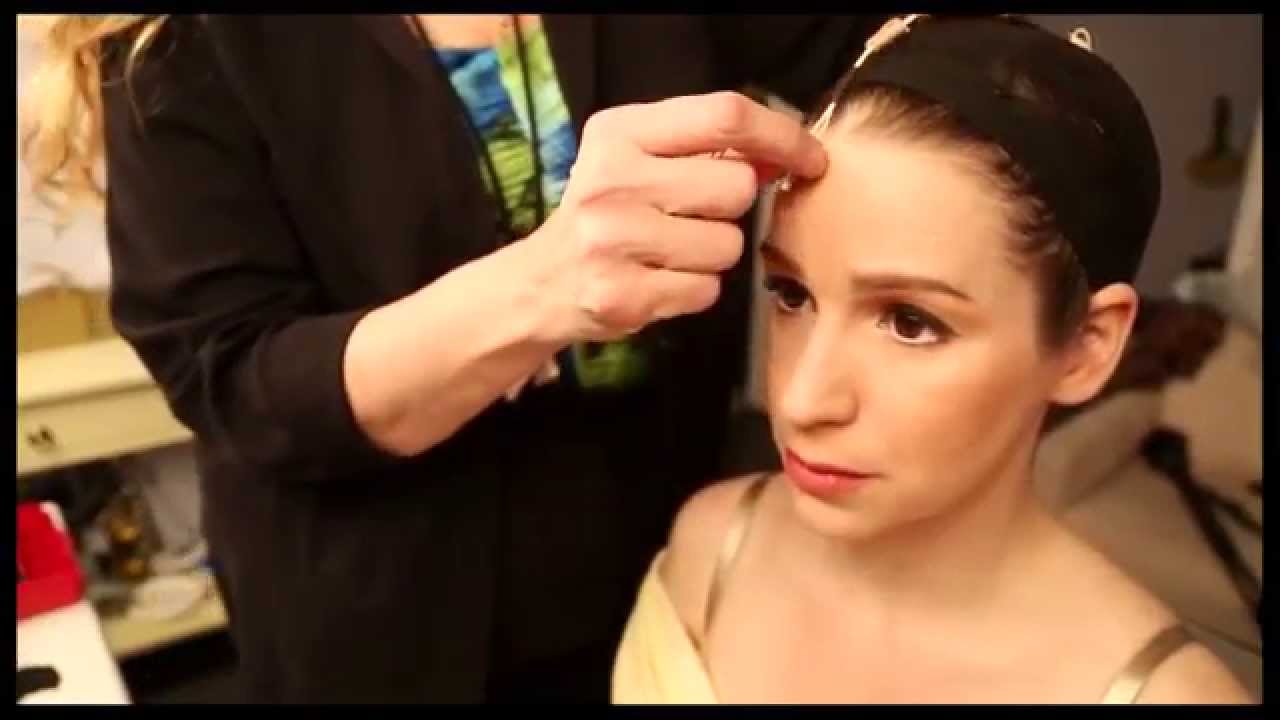 Character Study: Chilina Kennedy Transforms Into Carole King Backstage at Broadway Musical BEAUTIFUL