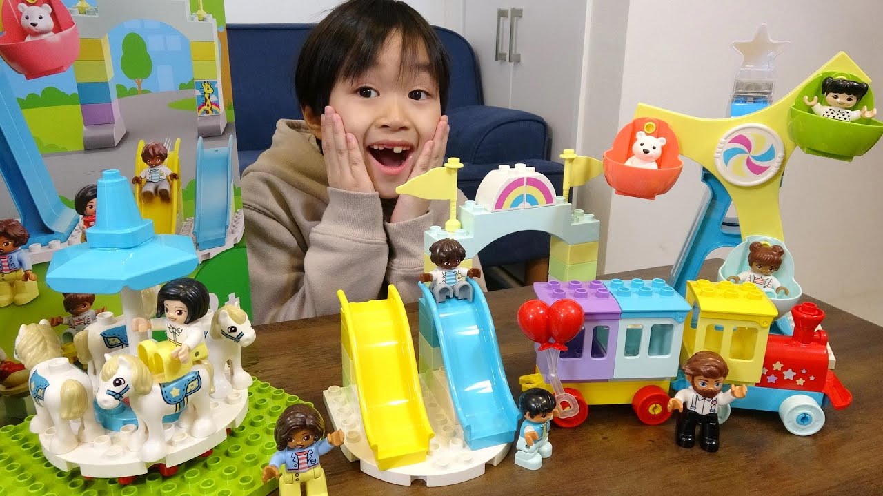 レオくんがデュプロのまち たのしいゆうえんちのレゴブロックを組み立ててあそぶよ！ レオスマイル
