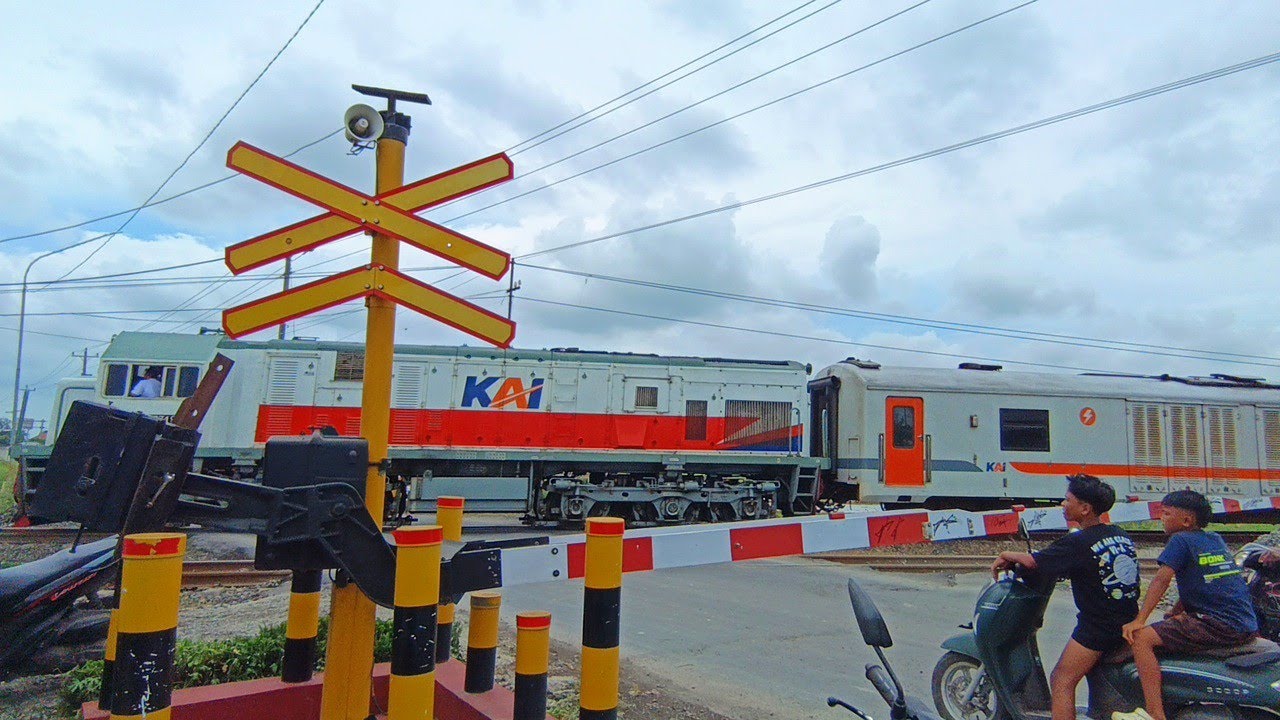 EKSOTIS!!, Perlintasan Kereta Api Pelutan Pemalang JPL 177 || Railroad Crossing Indonesia