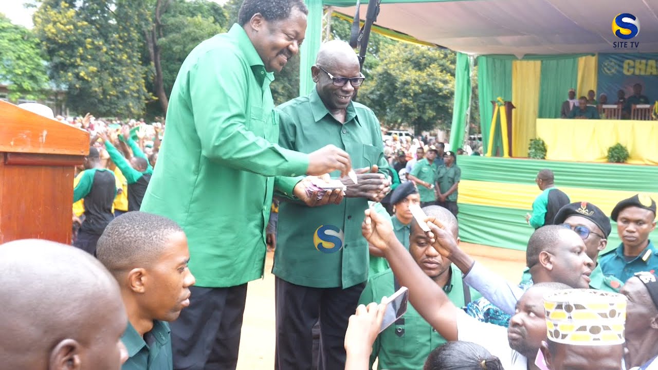 Dkt Nchimbi awapokea wanachama 200 wa Act Tunduru diwani kaata ya Mchoteka katibu wa wilaya ndani.