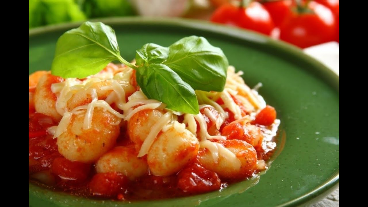 Gnocchi z sosem pomidorowym - jak zrobić? | Przepisy.pl