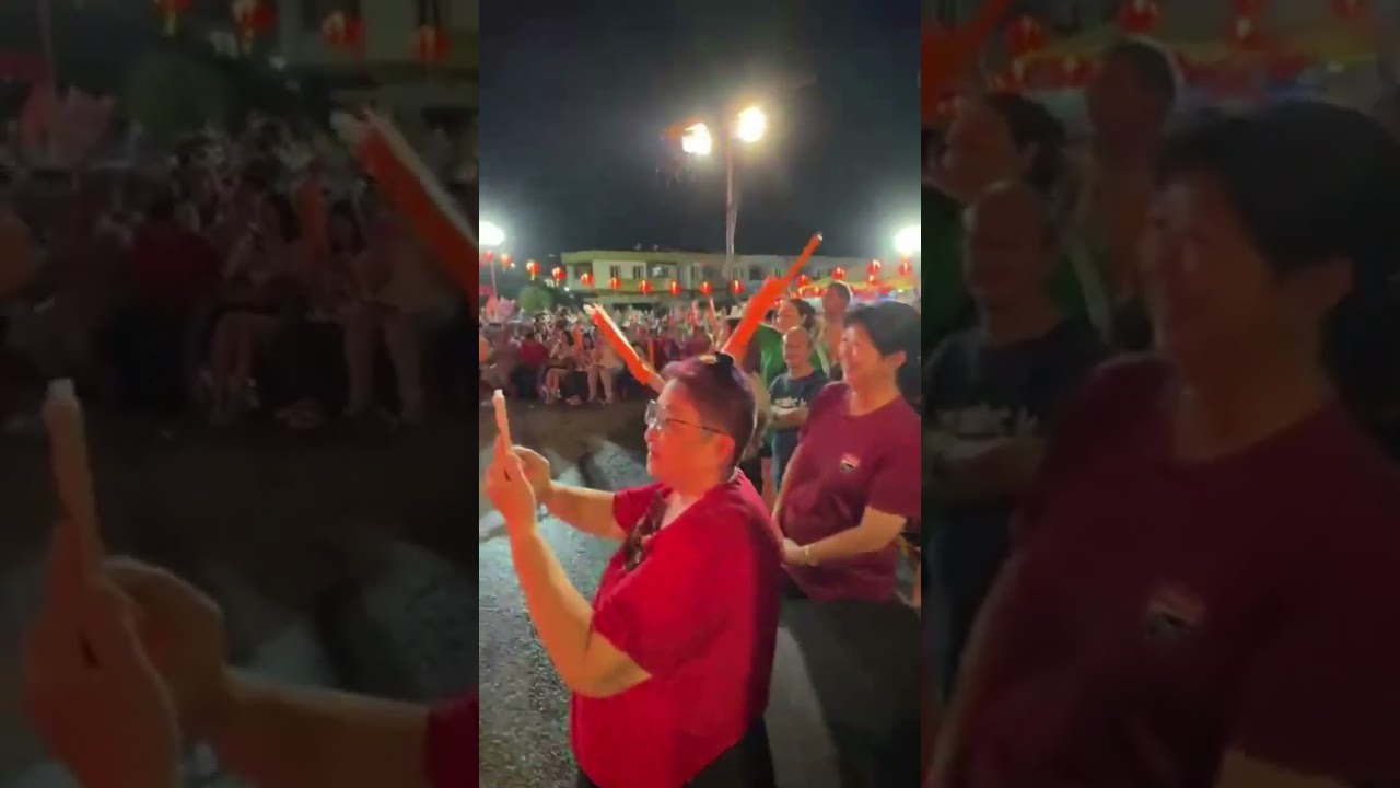 水蓉到lukut唱歌台，现场观众有5000人那么多.....