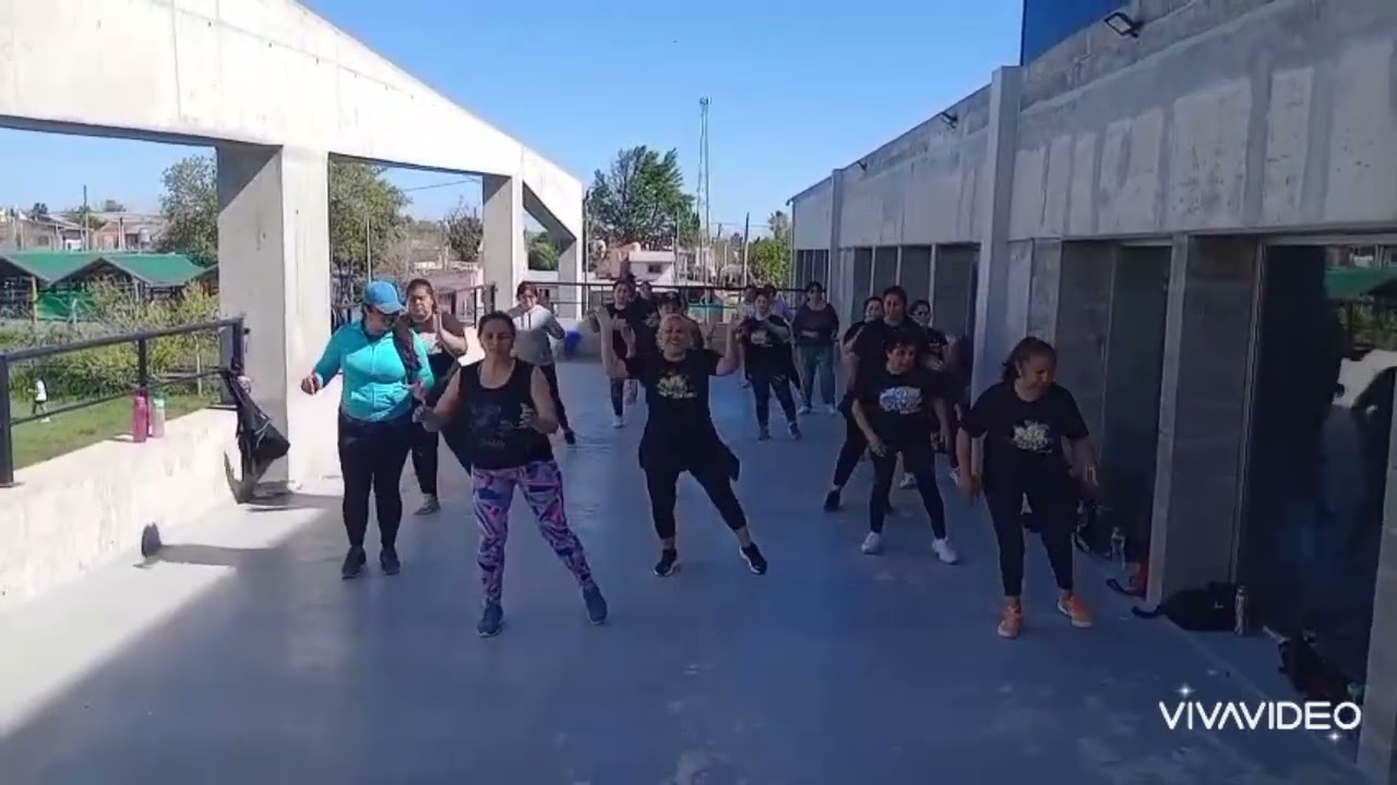 Bailando bachata- Chayane zumba con Caro 