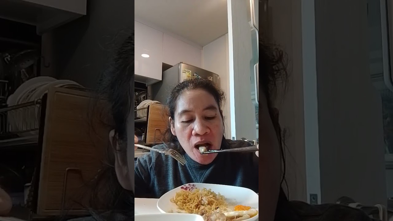 Enjoying my lunch, pancit Canton and fried egg!