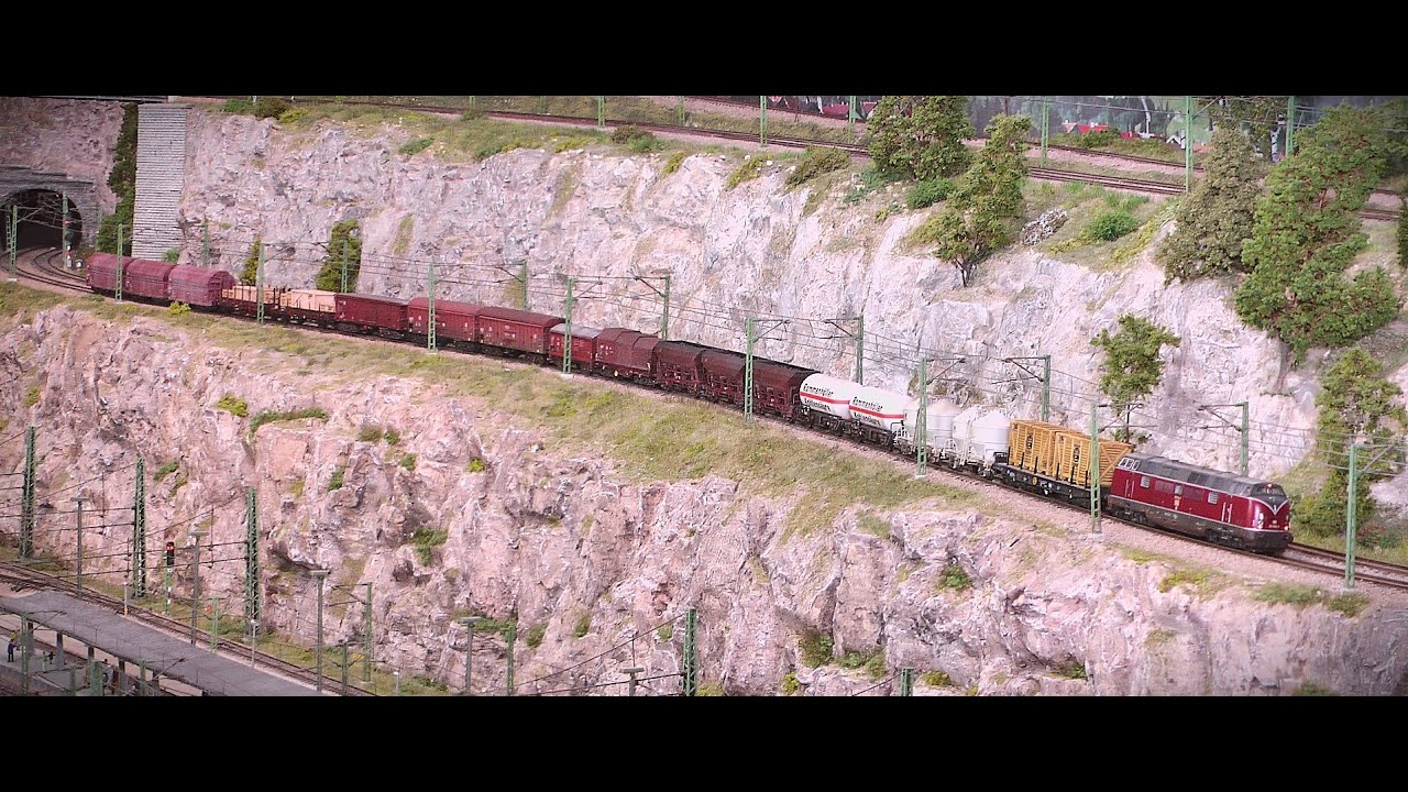 Dieselloks der Epoche IV auf einer Modellbahn in Nenngröße N