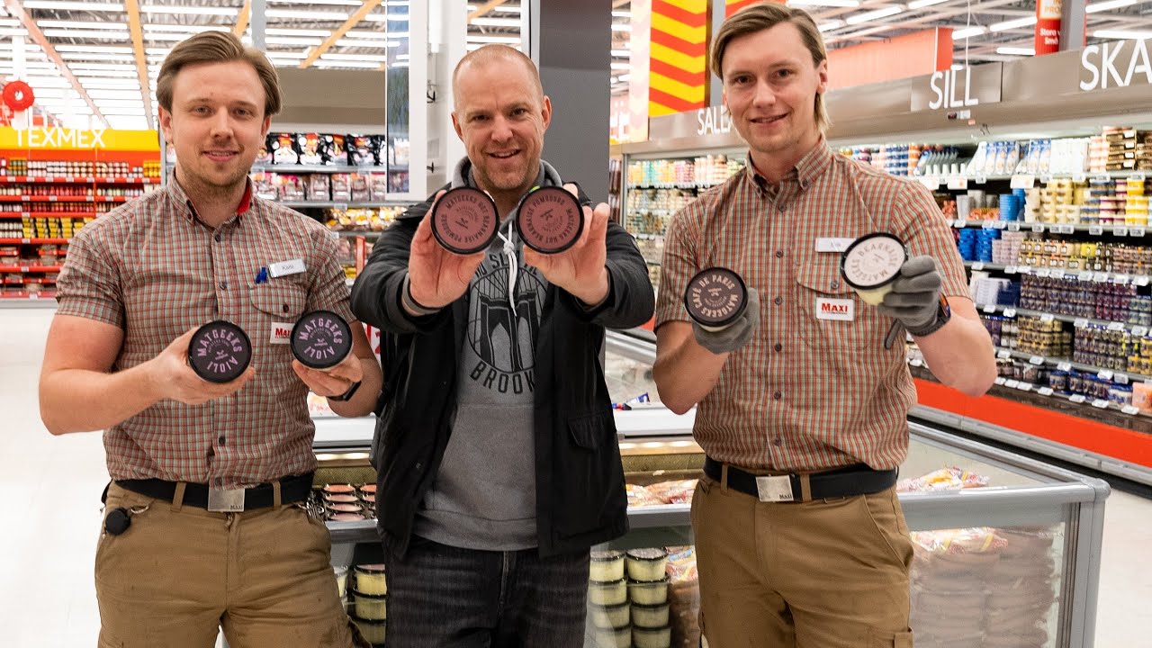 Packar upp såserna i första butiken (och tar en burgare)