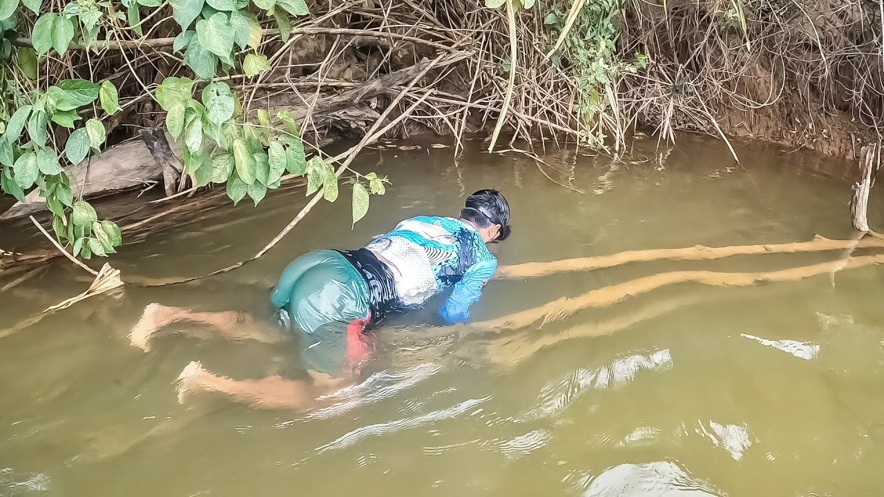 Pesca con arpón y atarraya en hermoso rio cristalino de Colombia cocina y campamento