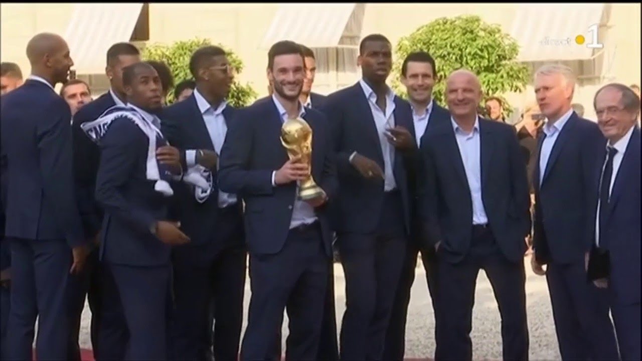 Arrivée des bleus au palais de l'Elysée.