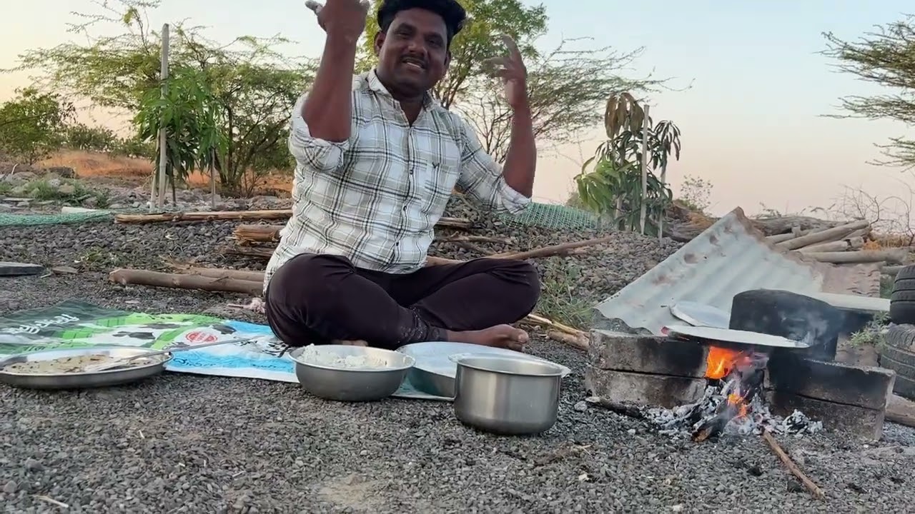 आज संध्याकाळच्या जेवणाला बाजरीच्या भाकरीचा बेत मटण आणतो या खायला सगळ्यांनी 😭#गावठीनिलेशपुनम 