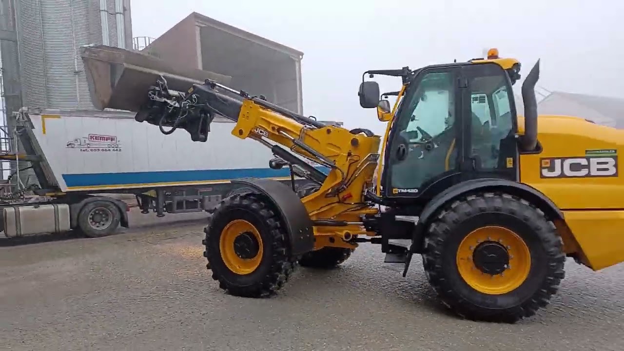 Ładowarka przegubowo teleskopowa JCB TM 420 podczas pracy w Spichlerz Jaskóły