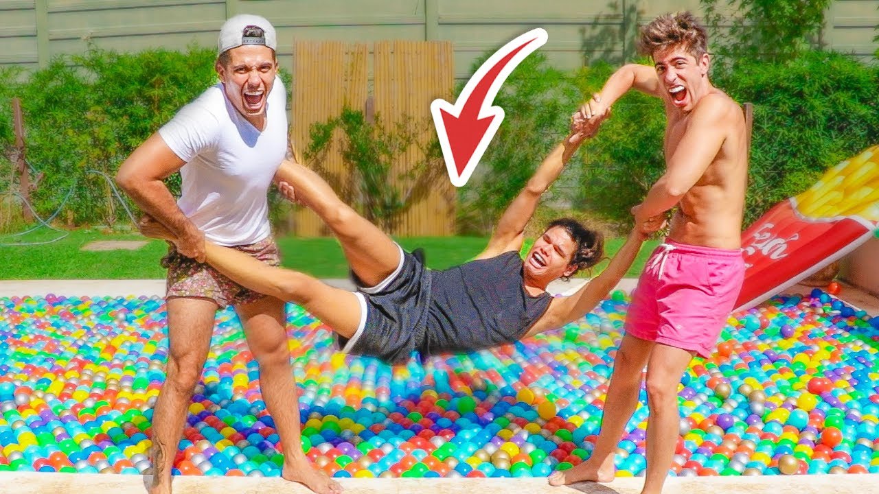 BROMA LO TIRAMOS A LA PISCINA LLENA DE BOLAS DE COLORES !!
