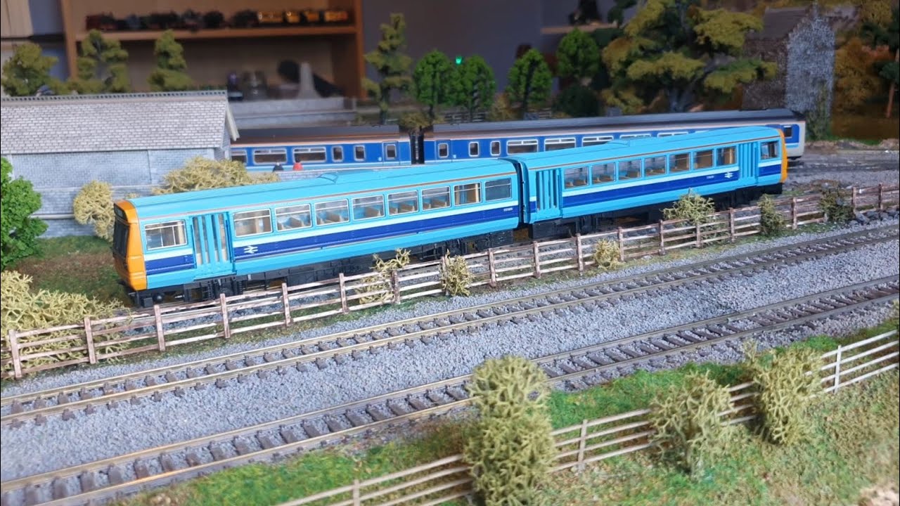 Hornby Class 142 