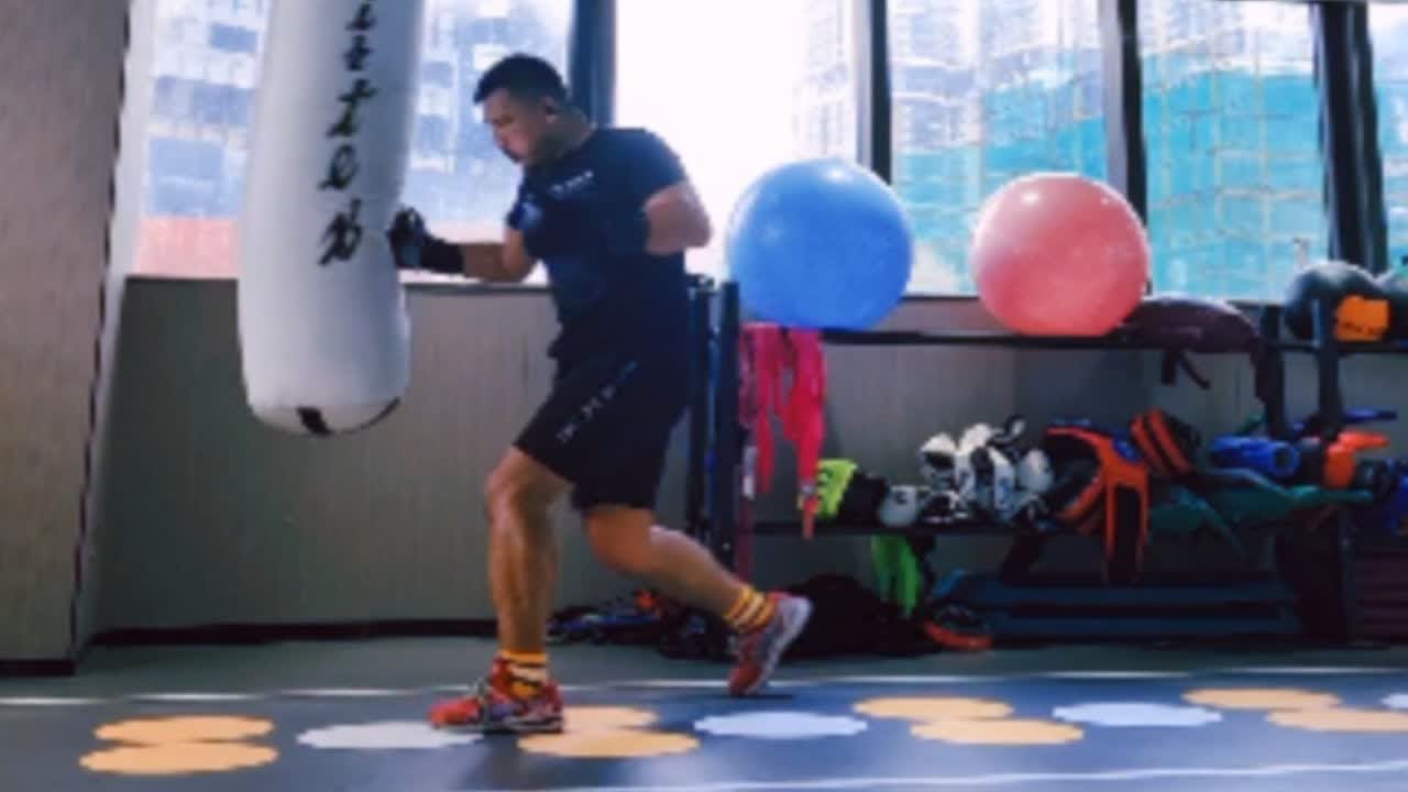 练完蹬伸力量，进行出拳的刚性训练