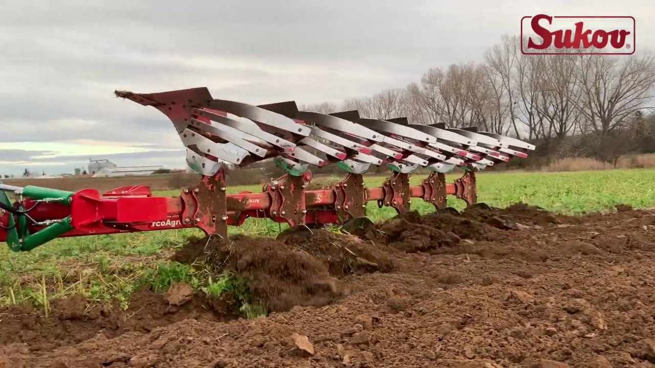 Plough ArcoAgro 140 4+1+1 and tractor New Holland T7