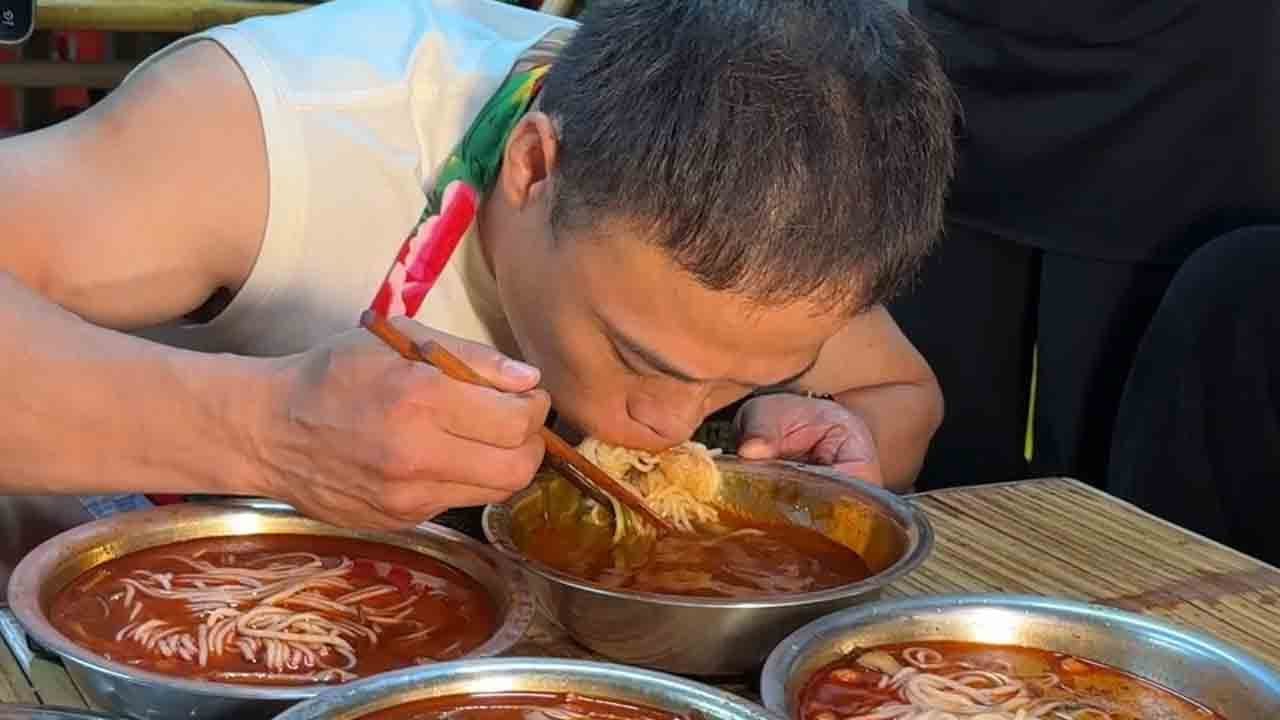 神一样的湖南肌肉哥挑战五两螺蛳粉只要57秒，这次挑战六两又创什么样的纪录呢？