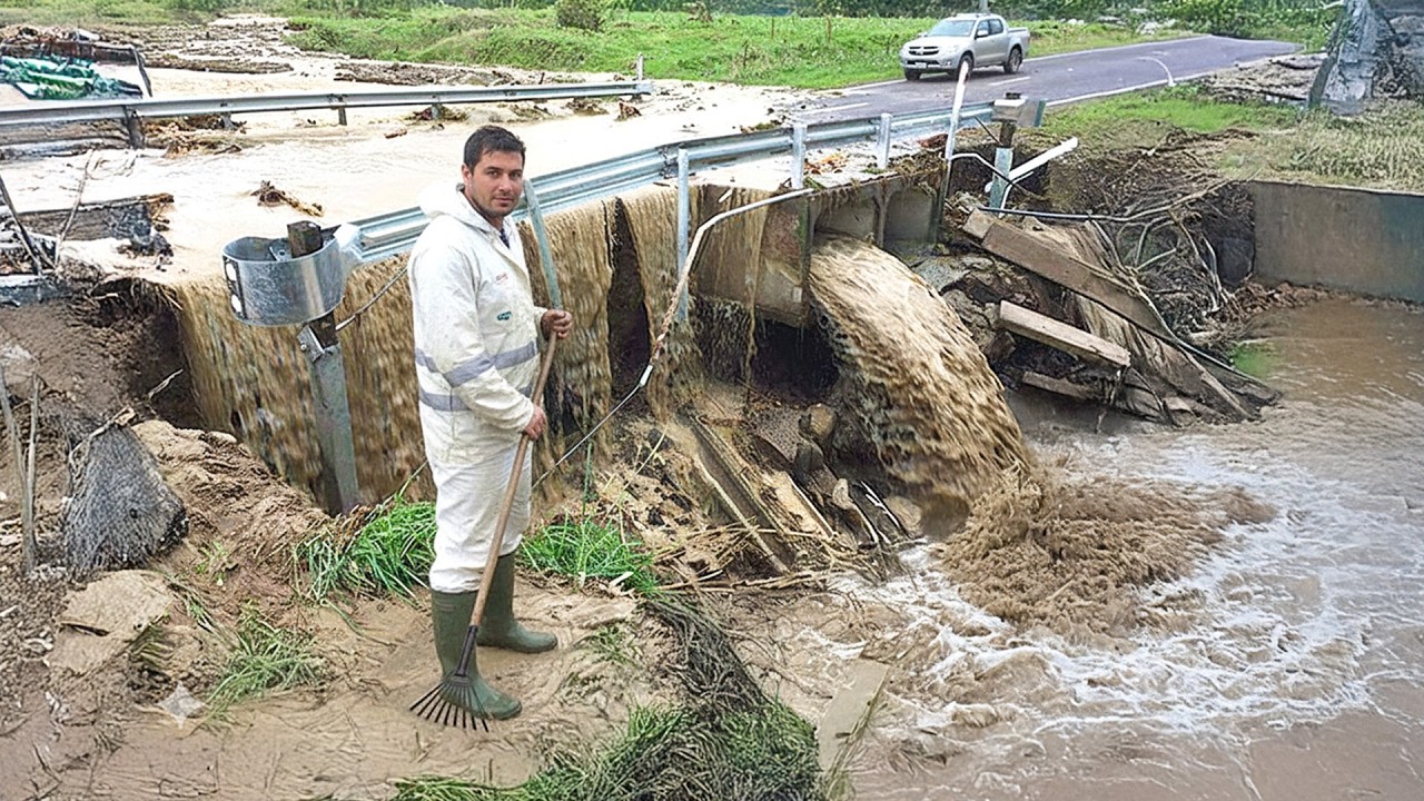 Massive Water Gushing After Clearing Storm Drain