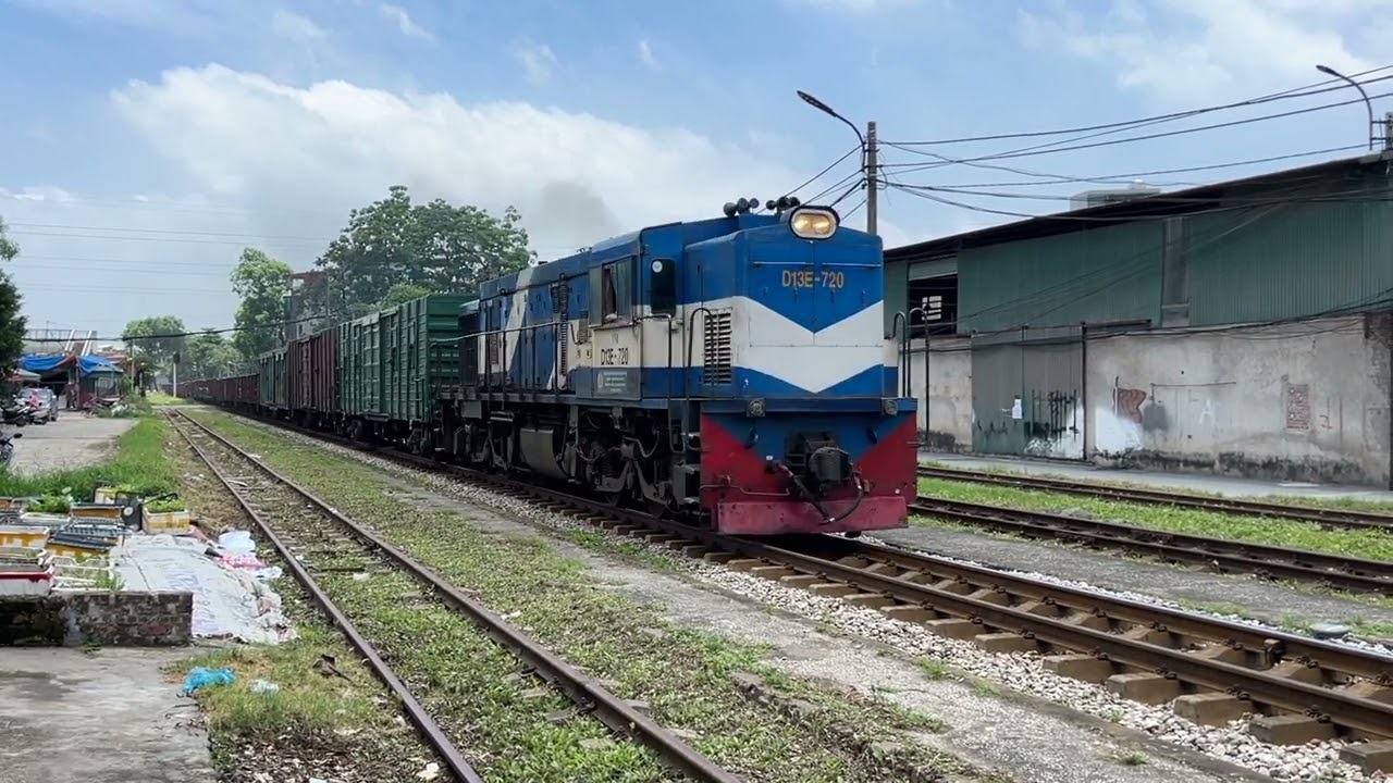 D13E-720 kéo tàu hàng 2306 thông qua ga Văn Điển (31/5/2015)