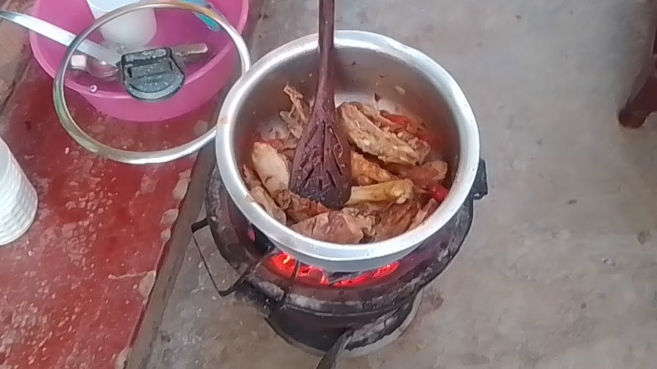 HOW TO PREPARE A TRADITIONAL CHICKEN STEW AT HOME