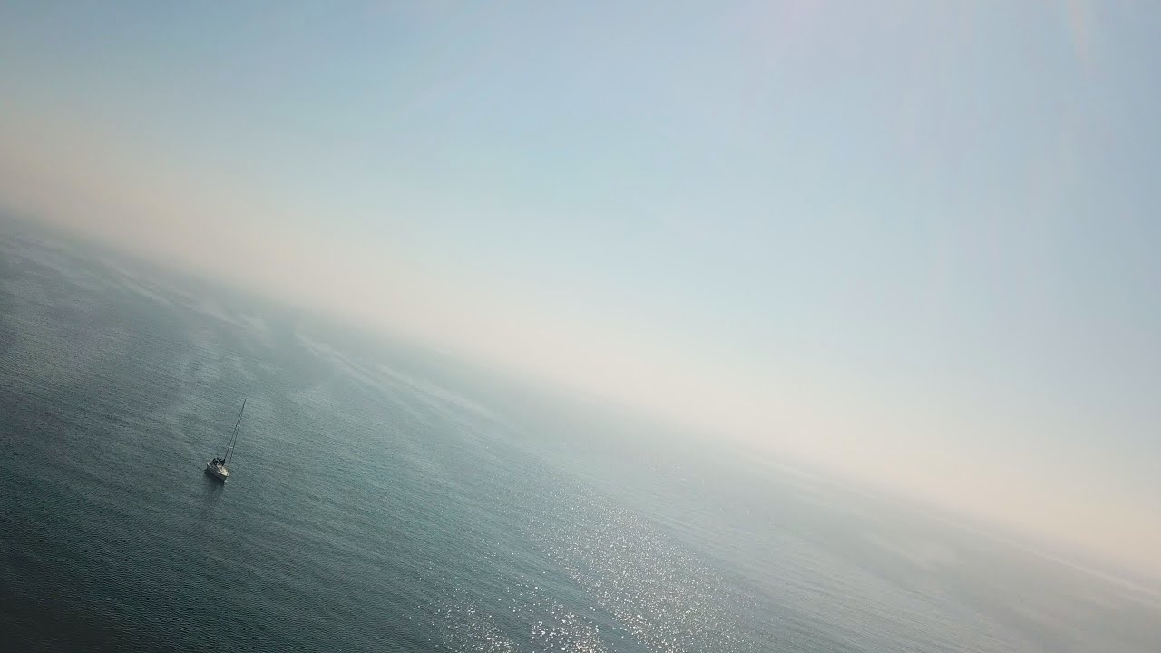 Del 50 Dronen er tæt på at ryge i havet