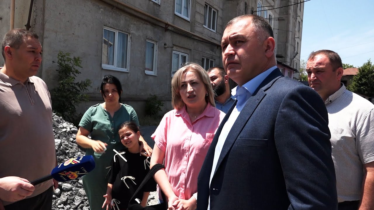Алан Гаглоев  проверил процесс благоустройства придомовых территорий в Цхинвале