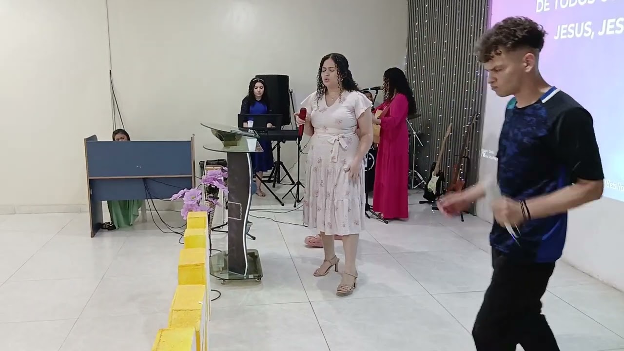 Adoradores louvando ao SENHOR 