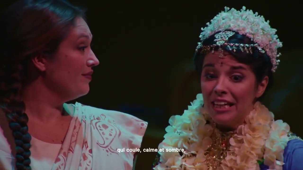 "Sous le dôme épais" ou Le duo des fleurs, par Jodie Devos et Marion Lebègue