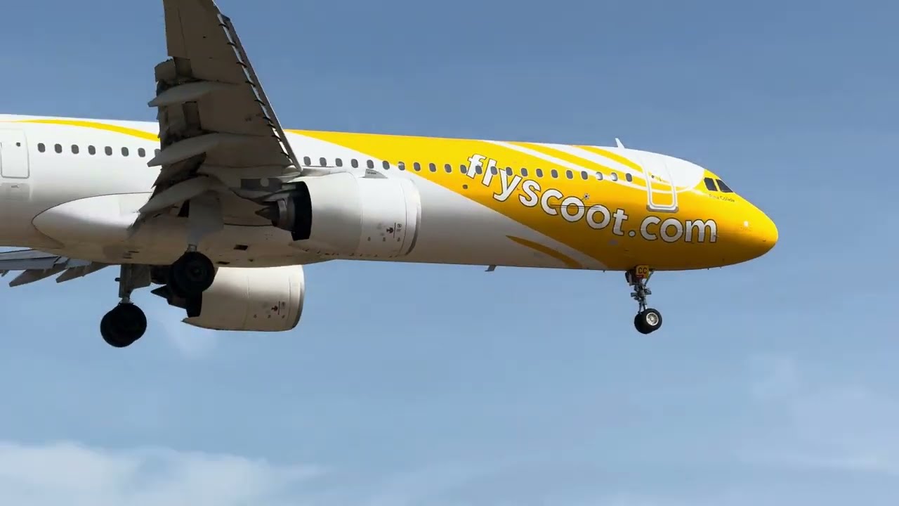 🇹🇭🌴✈️Takeoffs and landings from Phuket International Airport, Thailand, filmed on a phone.