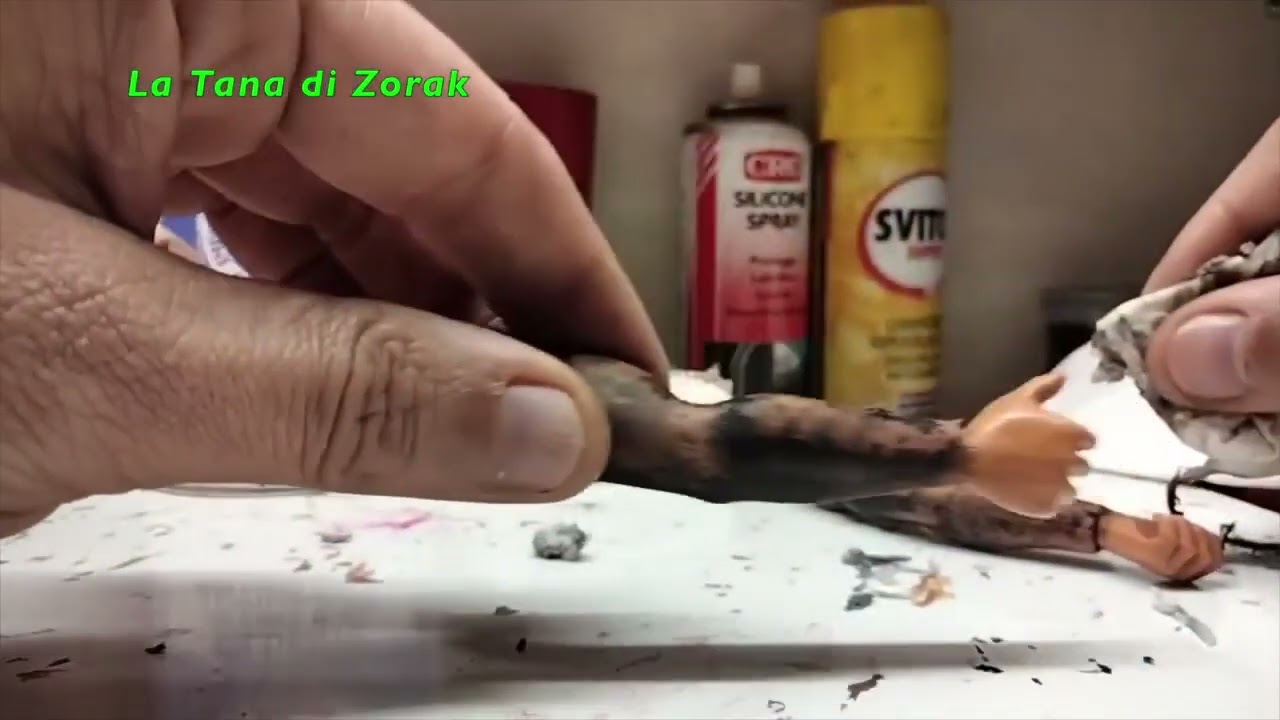 il centromobiledisoccorso presenta: pulizia  braccia macchiate di nero di big jim con candeggina
