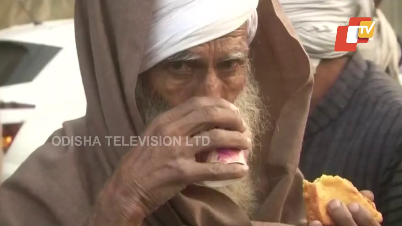 Volunteers Distribute Tea To Protesting Farmers Stationed At Delhi-Ghazipur Border