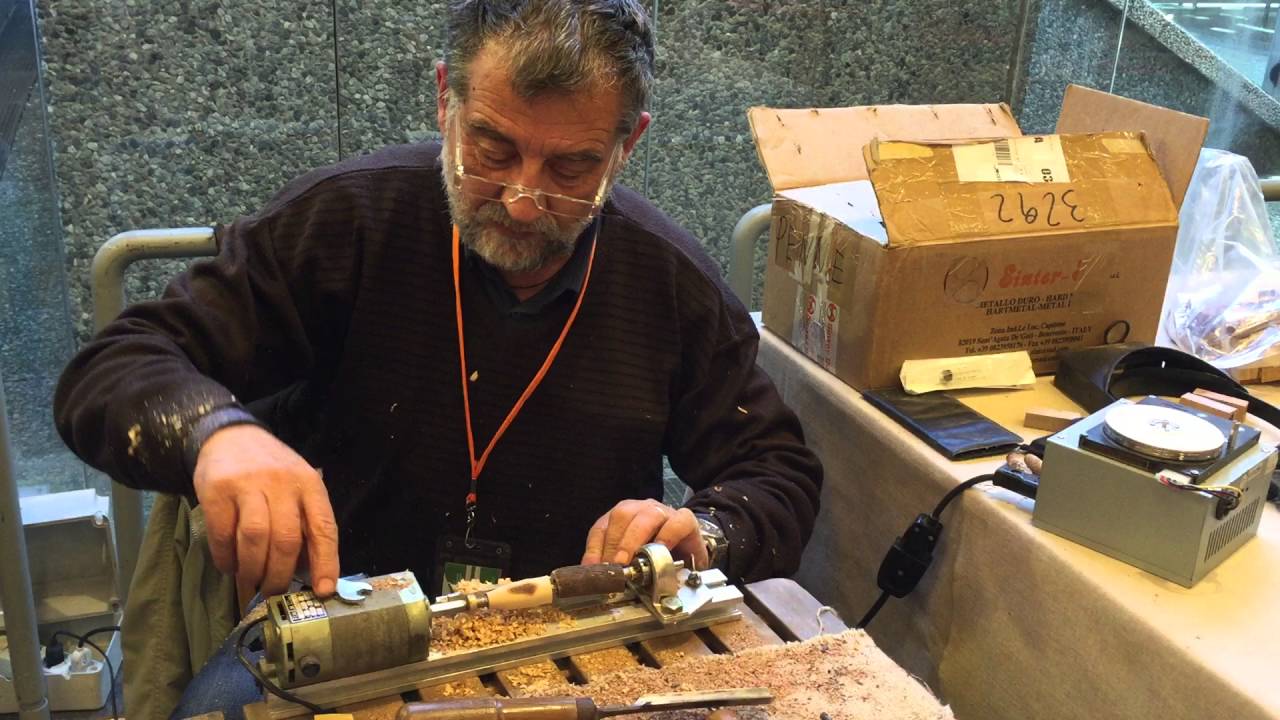 La lavorazione di penne al tornio di Alfonso Pierallini alla Mostra dell'Artigianato | gonews.it