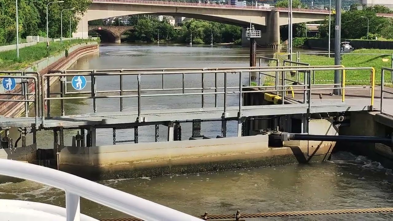 Schleusung in der Schleuse Koblenz                         am 7. 7. 2024