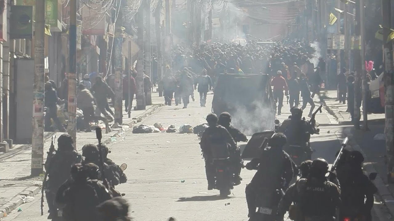 Manifestantes chocan con polic&iacute;as en protesta contra el gobierno de Bolivia | AFP