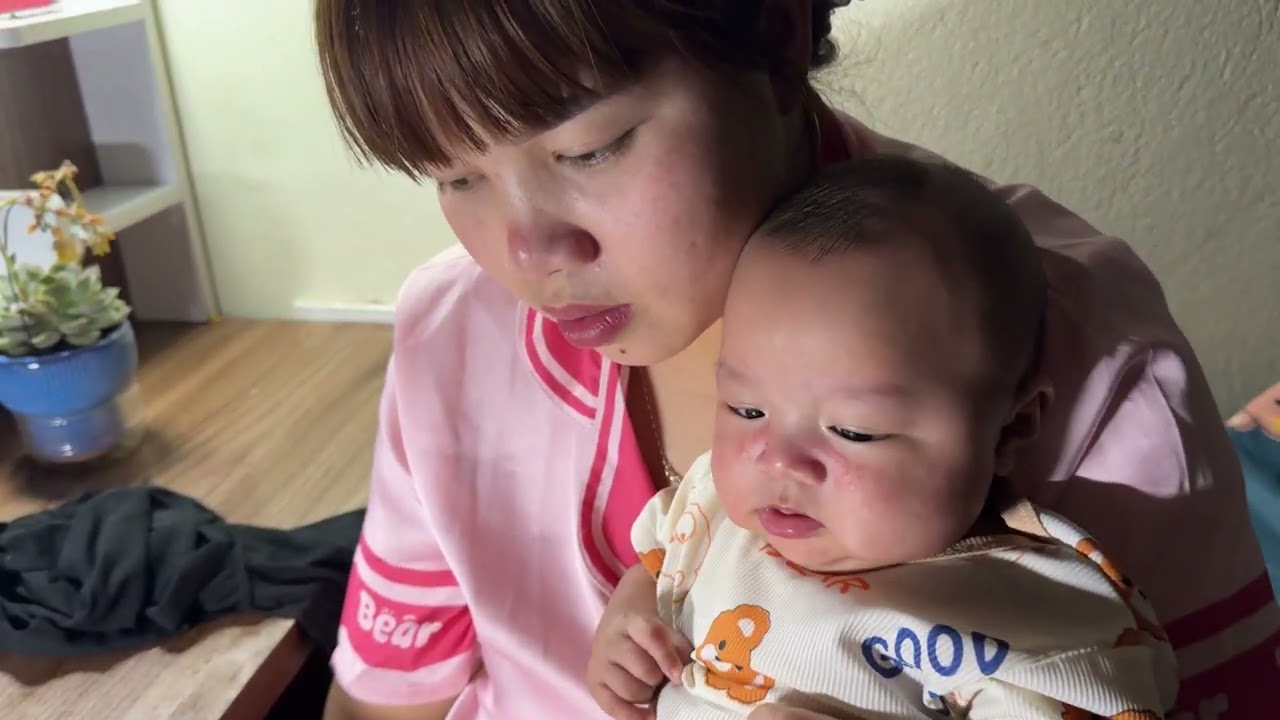 Chị sen vừa trông 2 con nhỏ vừa dậy chị thối học bài