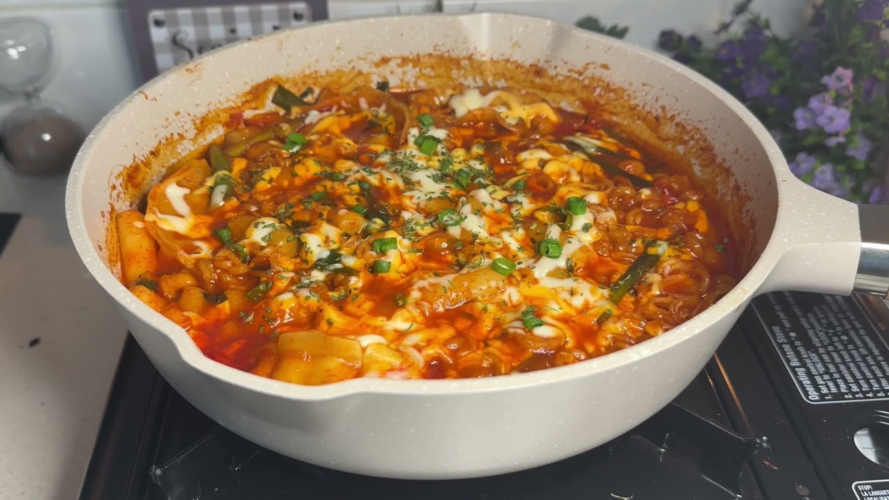 Making korean Rapokki+ Ramen for the first time #korea #rapokki #youtube