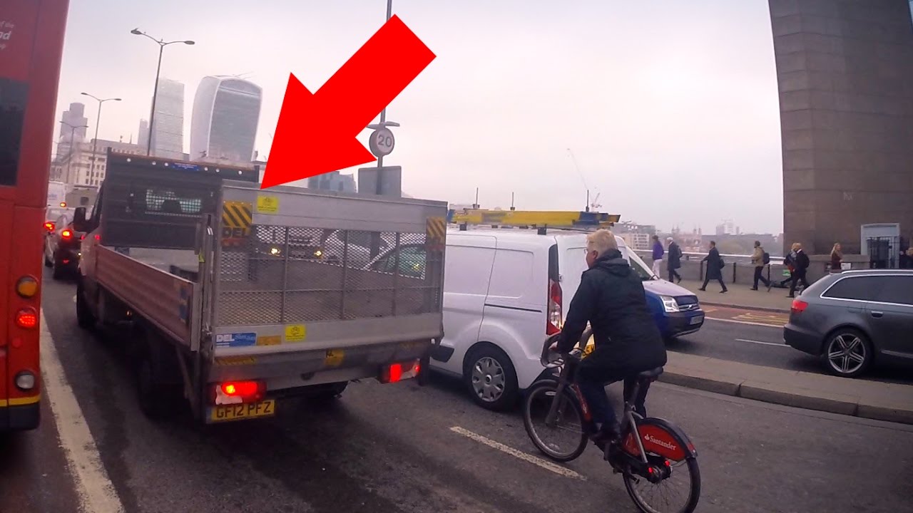 Truck/Van Deliberately Driven Into Cyclist #RoadRage #LondonBridge #GF12PFZ @MetPoliceUK
