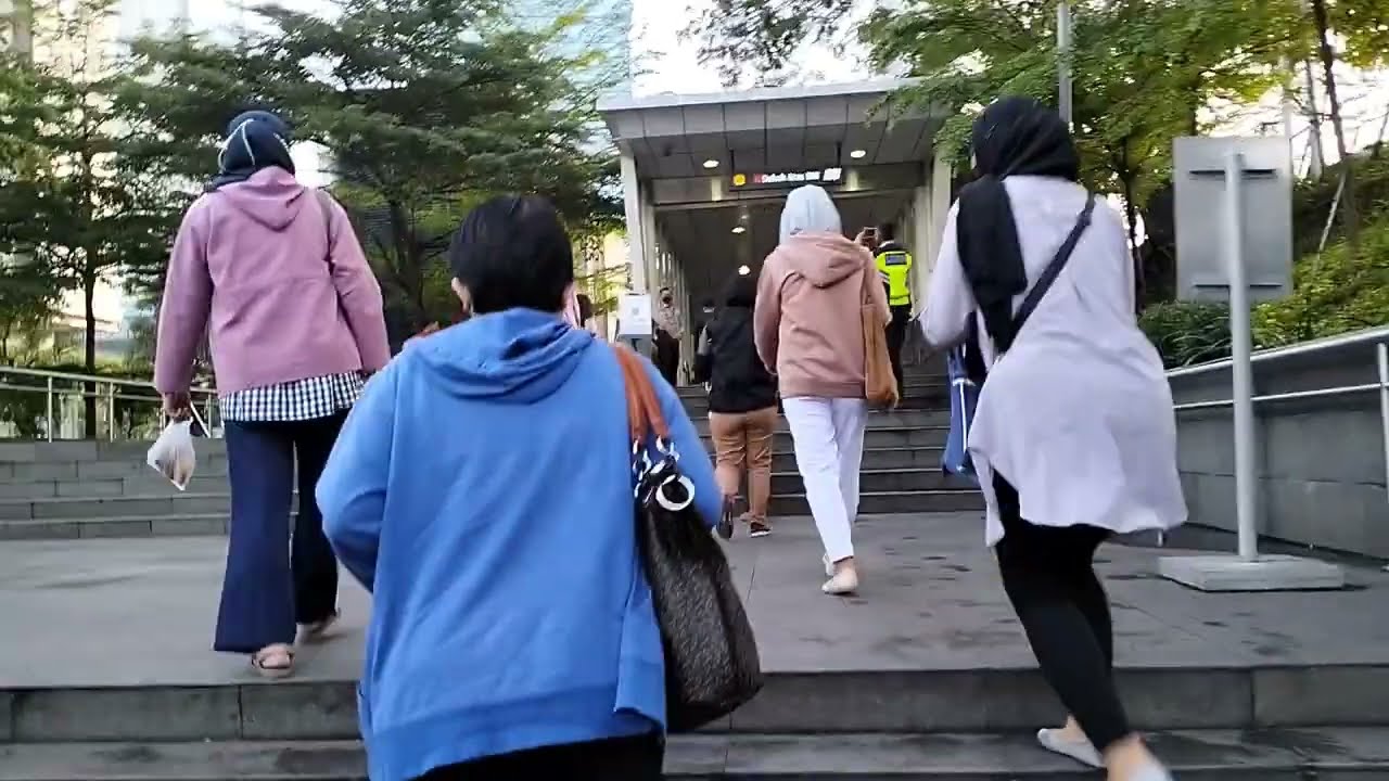 Rute ke Stasiun MRT Dukuh Atas dari Stasiun Sudirman I Nyebrang atas perlintasan naik Eskalator