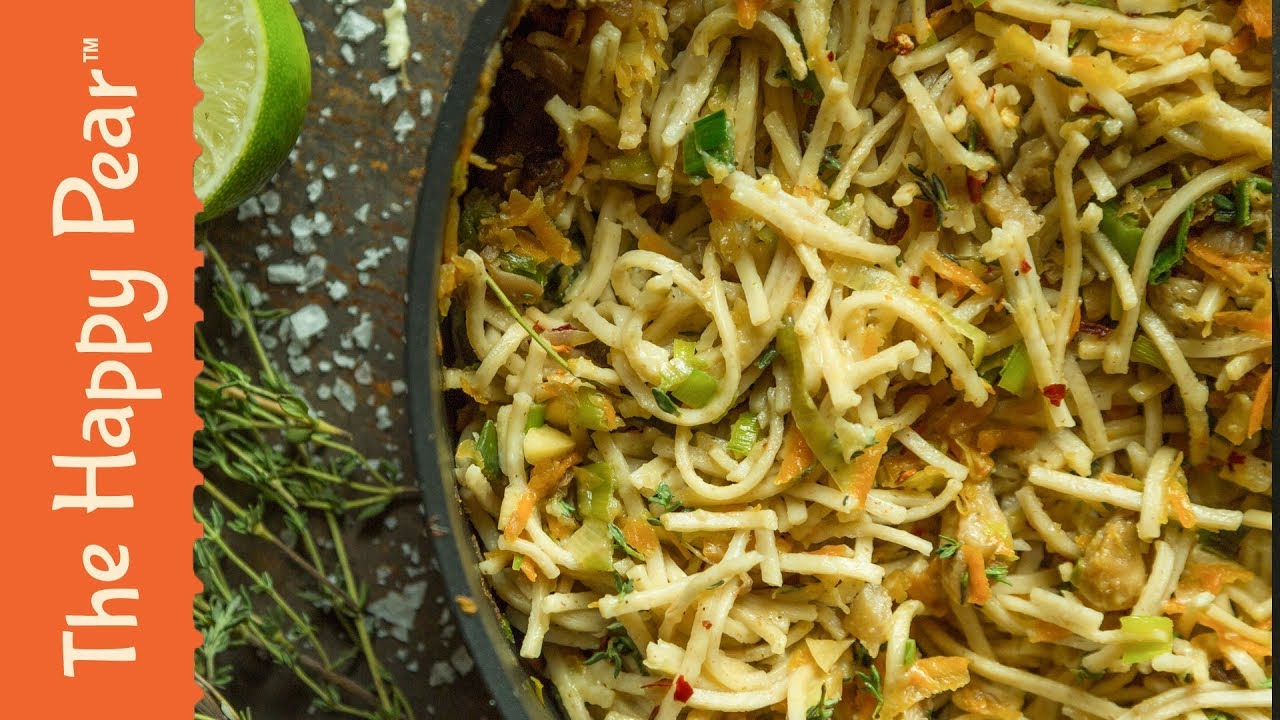 CREAMY MUSHROOM & LEEK PASTA IN VEGAN BÉCHAMEL SAUCE | THE HAPPY PEAR
