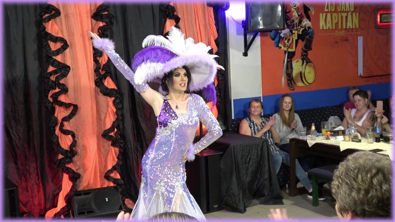 Host - travesti - Bohunka De Winter - Laďka Kozderkov&aacute; - Pig&aacute;lle