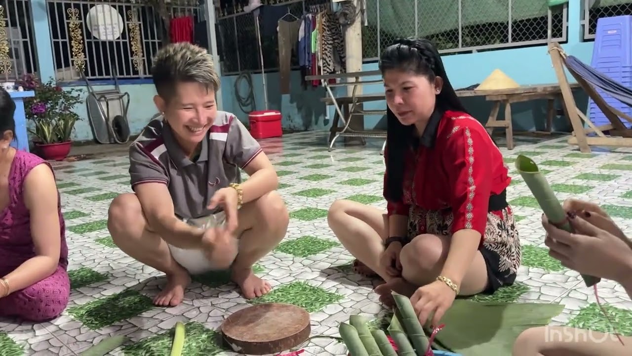 Chị hai ngẩu hứng làm bánh trong đêm đầy vui nhộn