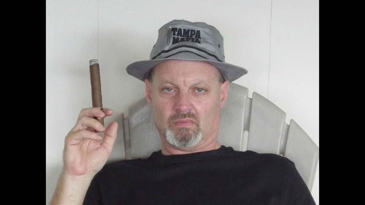 Relaxing in the Mancave...Midnight Cigar Review