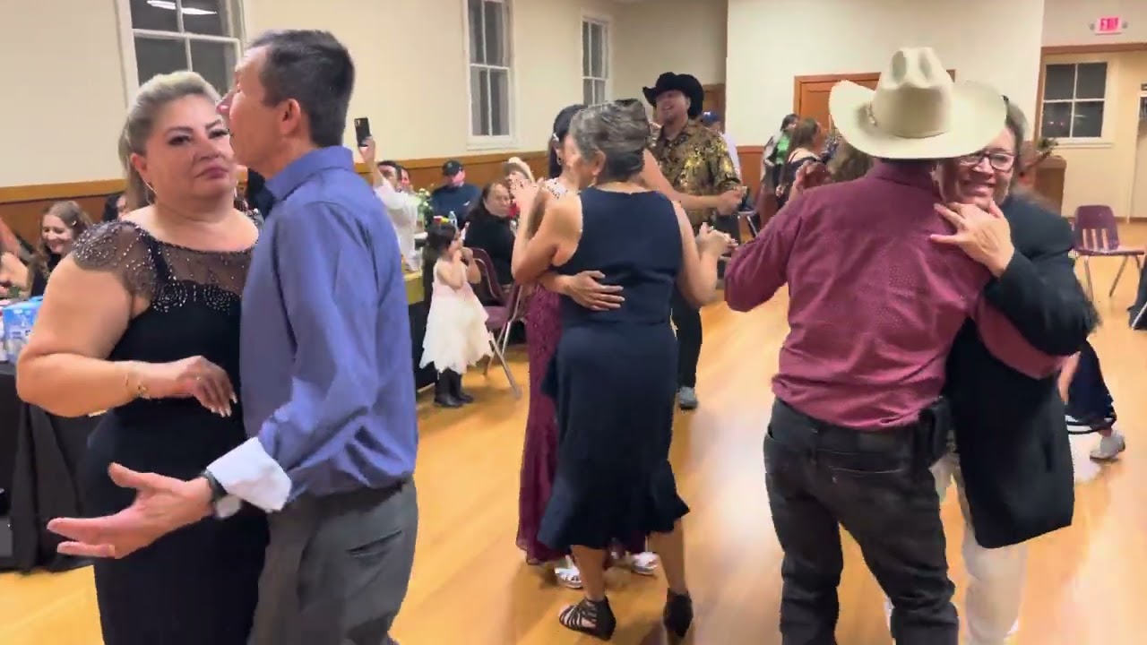 Ch terreno norteño aquí con un compa que se subió a echar 2 vos en estás rolas
