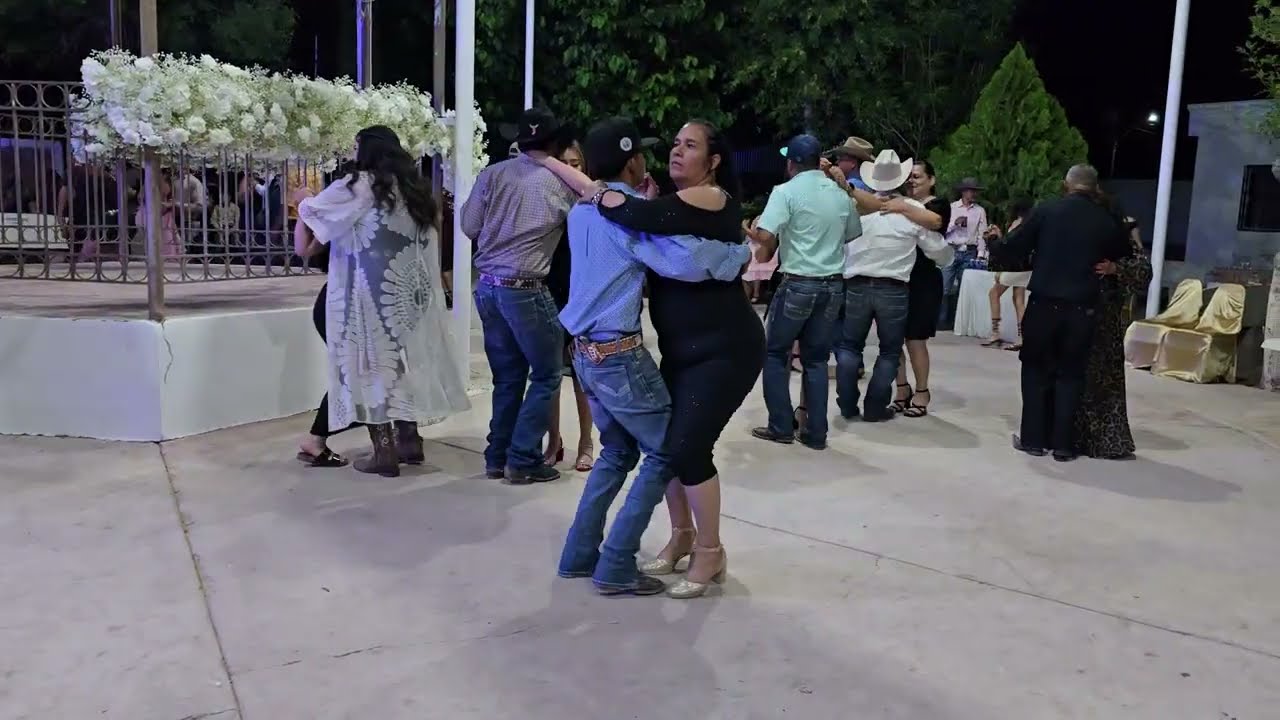 Pídeme la Luna Bailando en el Pueblito Chihuahua