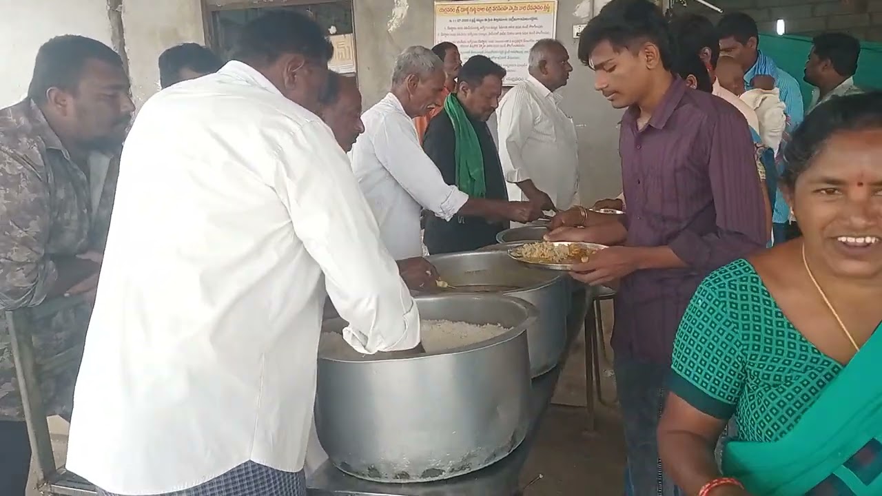 ఈరోజు శుక్రవారం బాల ఉగ్ర నరసింహ స్వామి సన్నిధిలో అన్నదానంలో పాల్గొన్న భక్తులు 