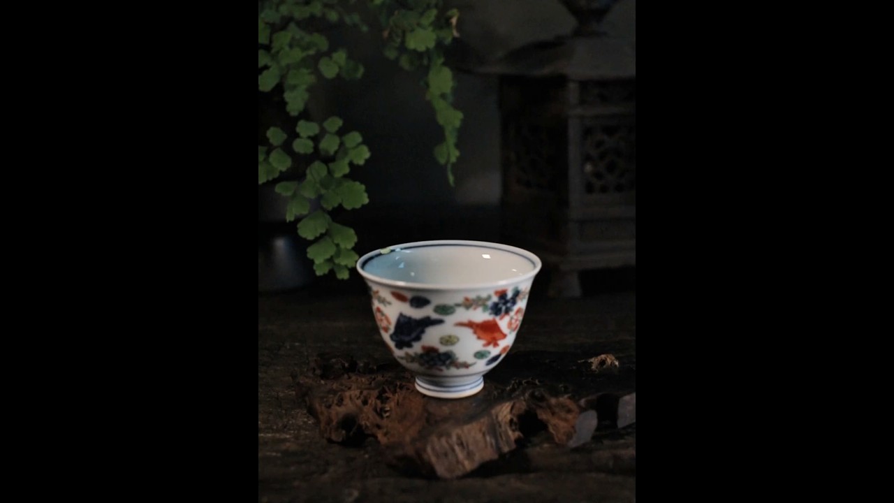 器满茶具｜手绘彩鱼藻纹茶杯，口径7.2cm，高5.3cm，容量约65ml。陶瓷材质，底部有款识。杯子有冲线和金缮过。 #春茶美器 #主人杯推荐 #茶杯 #器满 #陶瓷藝術 #tea