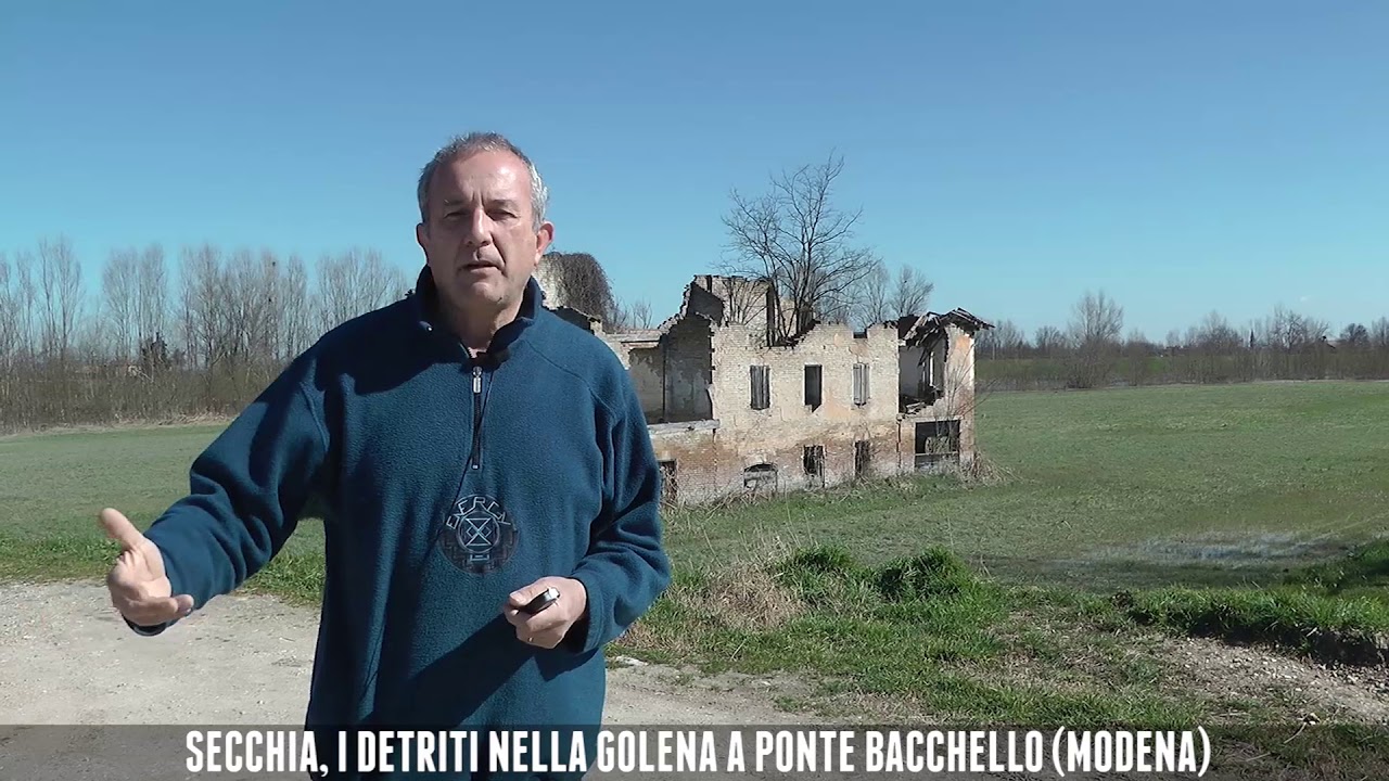 Secchia, i detriti nella golena a ponte Bacchello (Modena)